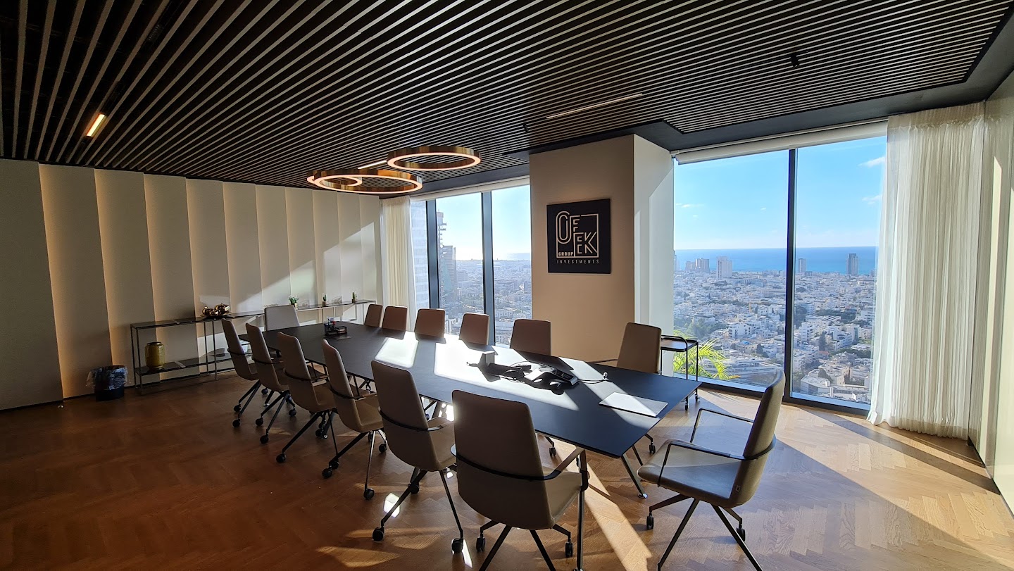 חדר ישיבות גדול במשרד