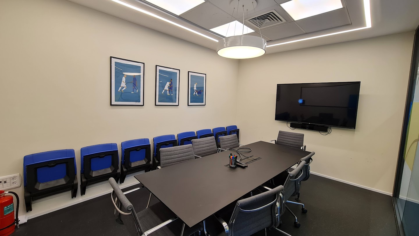 חדר ישיבות גדול