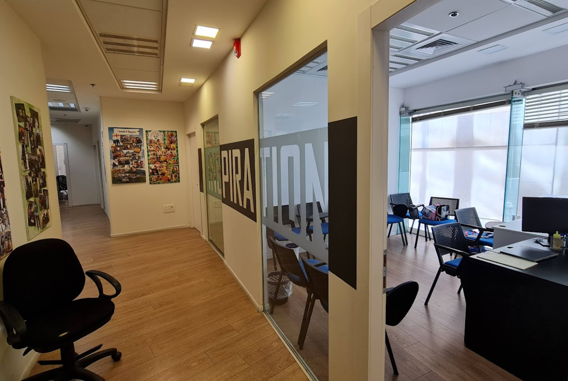 חדר עבודה ומסדרון