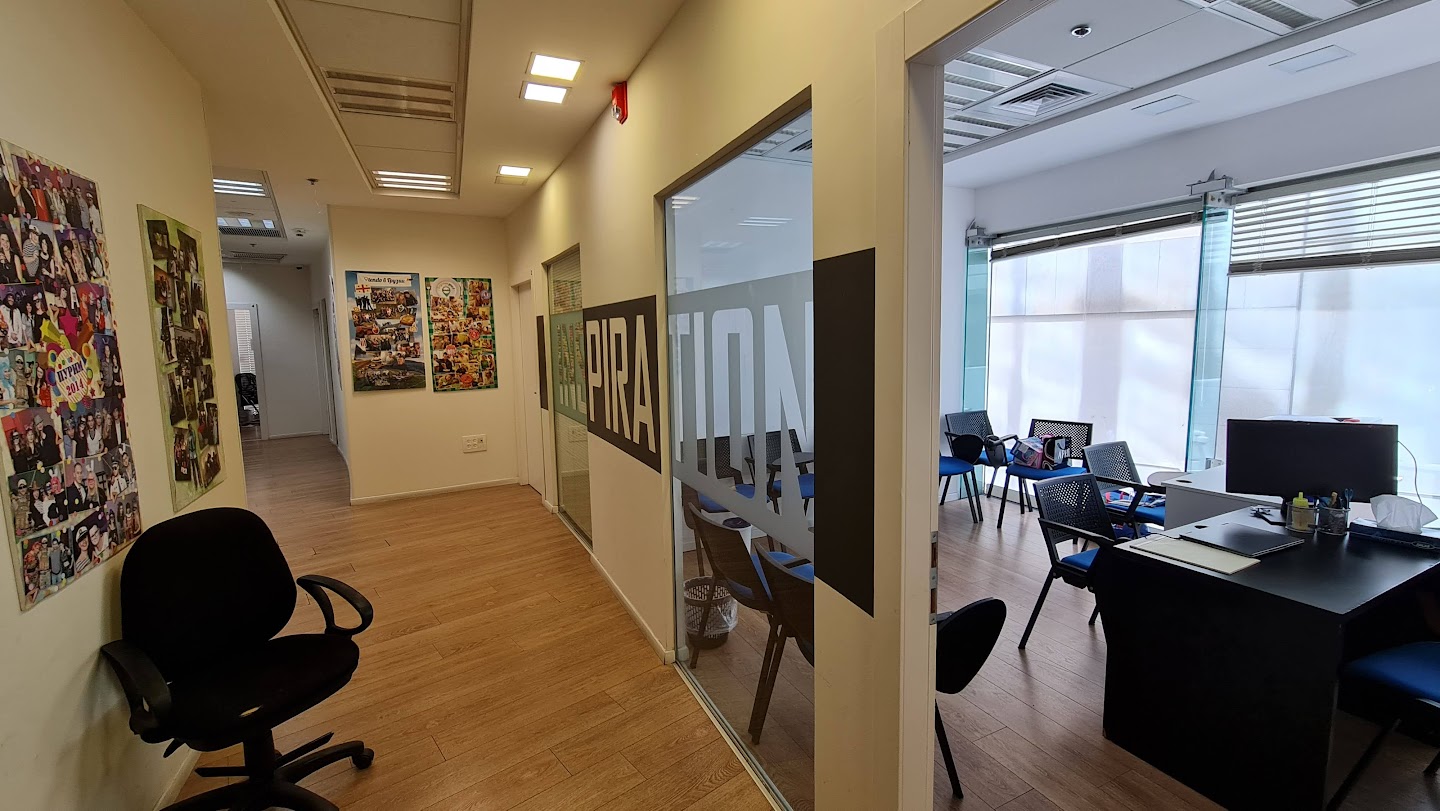 חדר עבודה ומסדרון