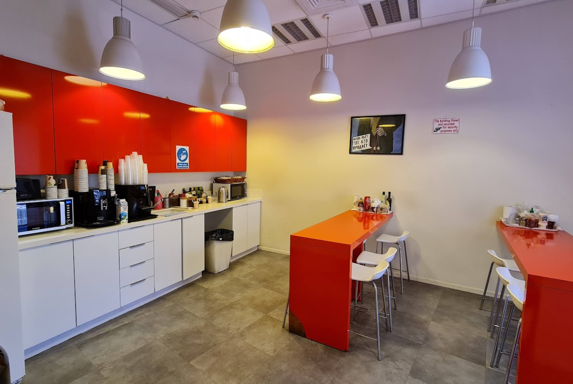 מטבח עם מקומות אוכל