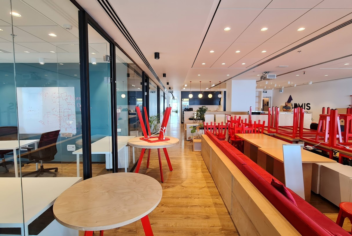 מטבח עם מקומות ישיבה