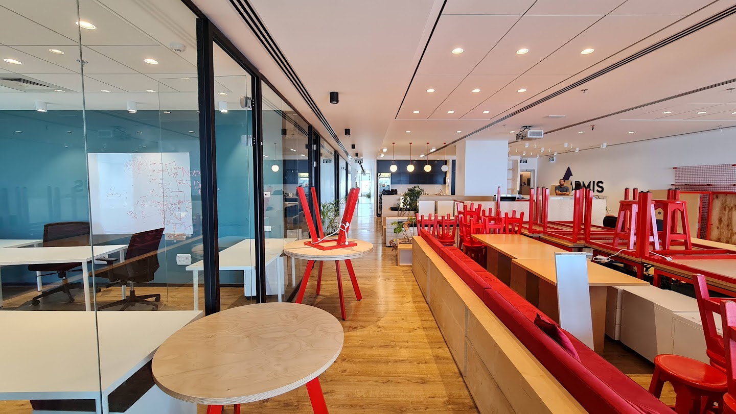 מטבח עם מקומות ישיבה