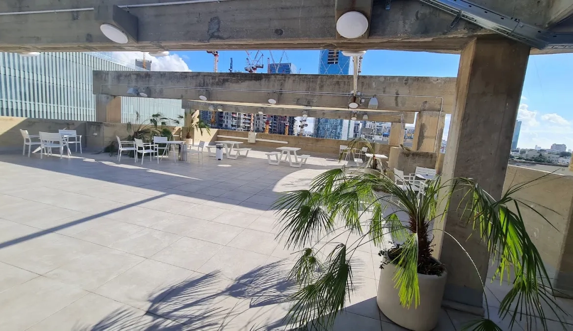 מרפסת פרטית