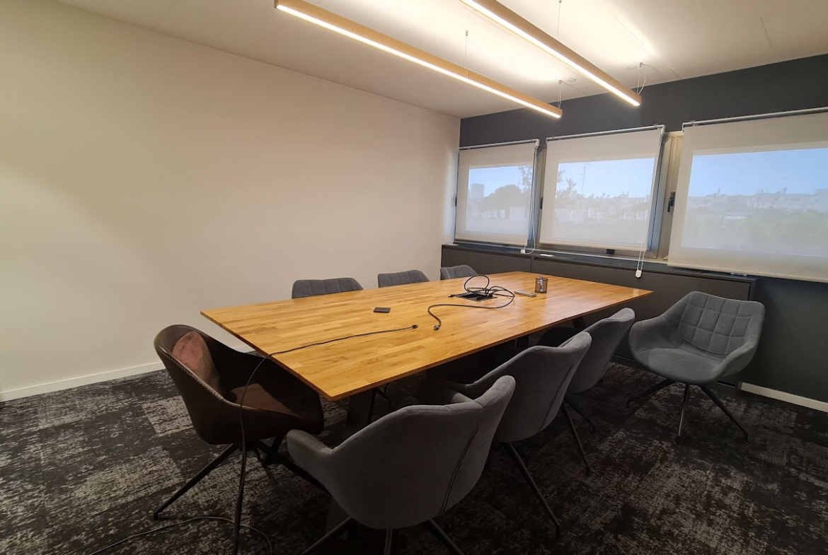 חדר ישיבות גדול