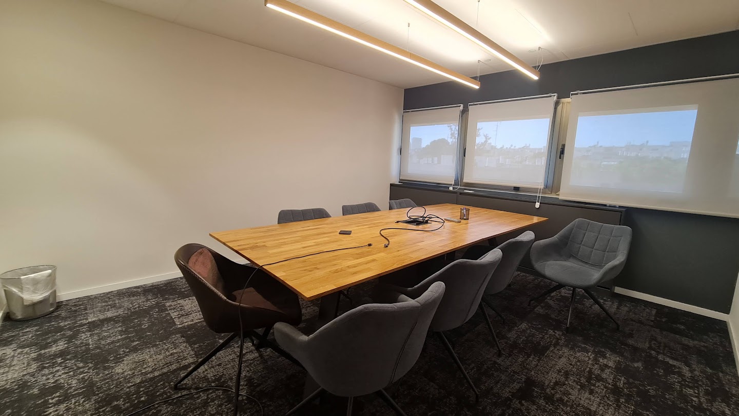 חדר ישיבות גדול