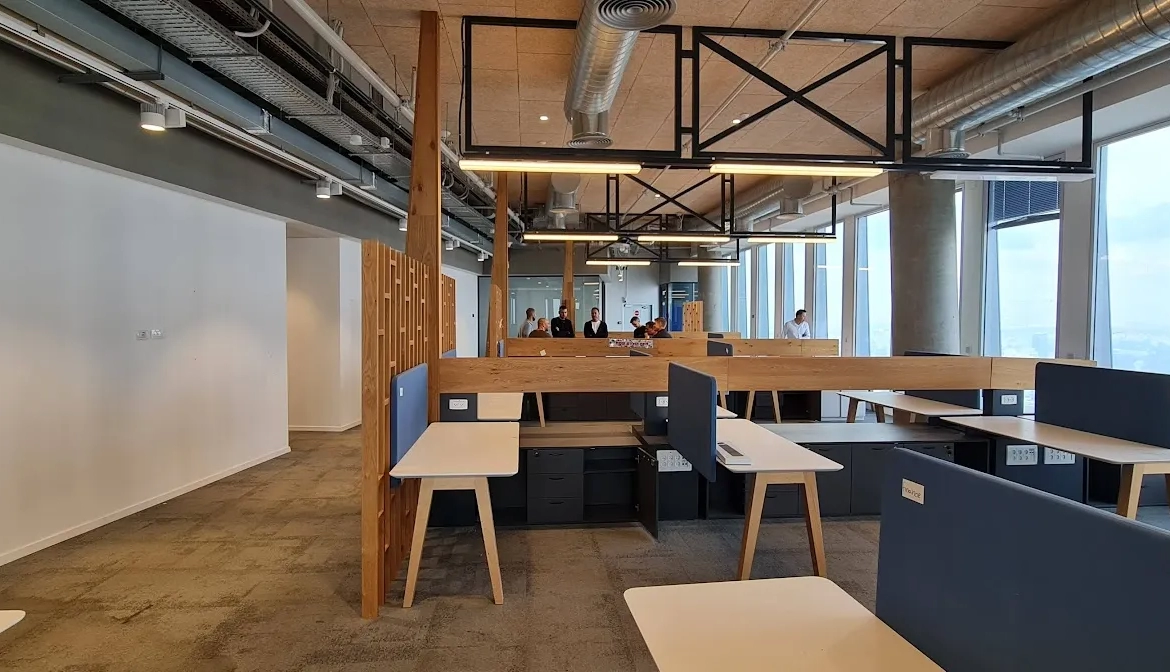 אופן ספייס עם עמדות עבודה