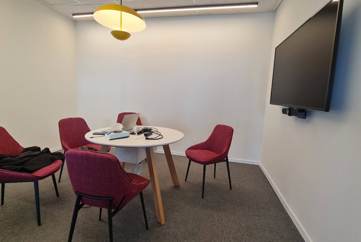 חדר ישיבות קטן