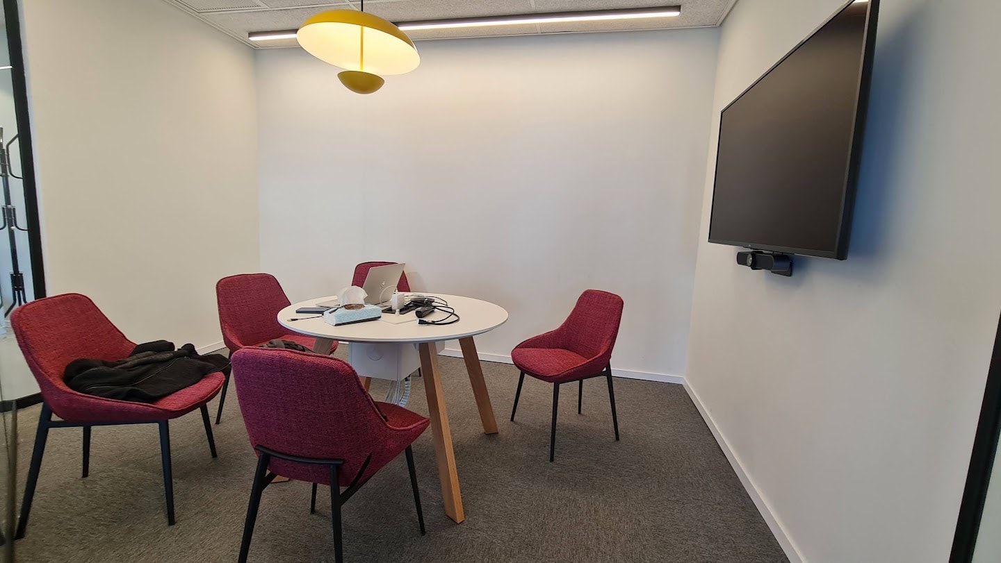 חדר ישיבות קטן