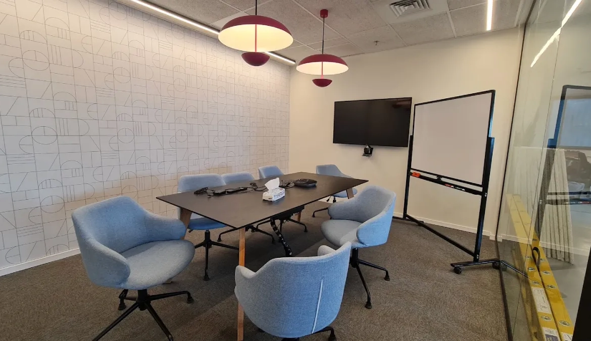 חדר ישיבות גדול