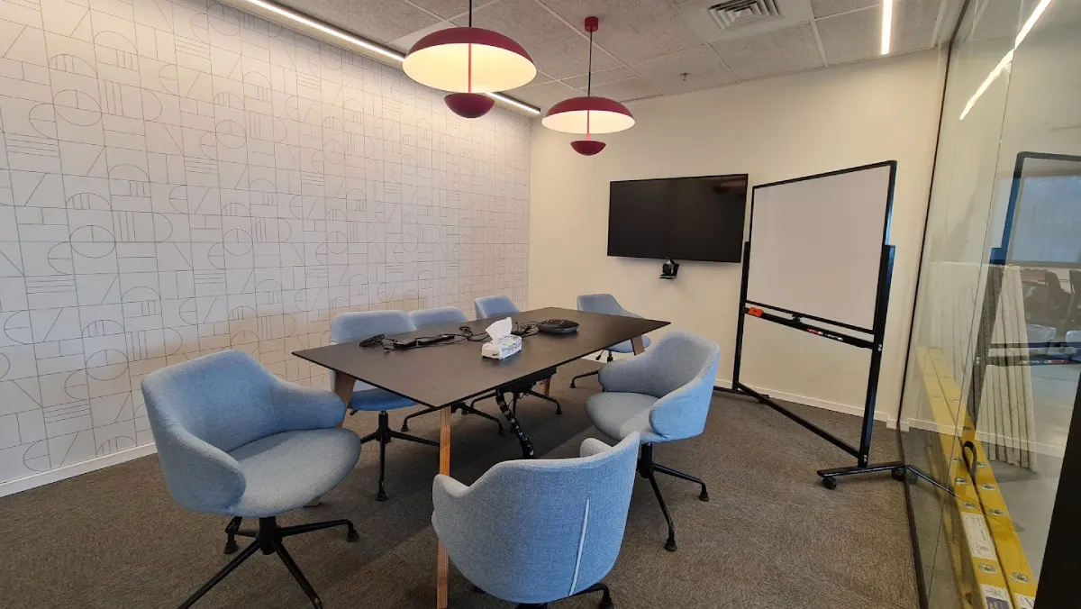 חדר ישיבות גדול