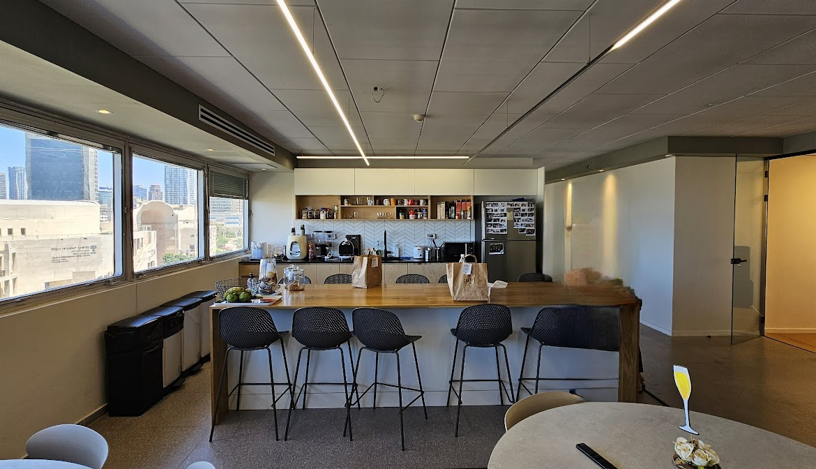 מטבח עם מקומות לאוכל