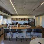 מטבח עם מקומות לאוכל