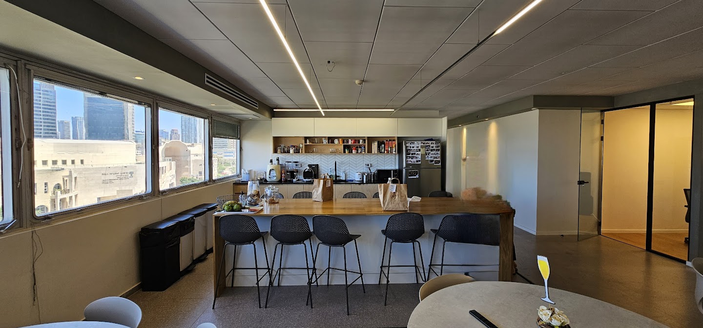 מטבח עם מקומות לאוכל