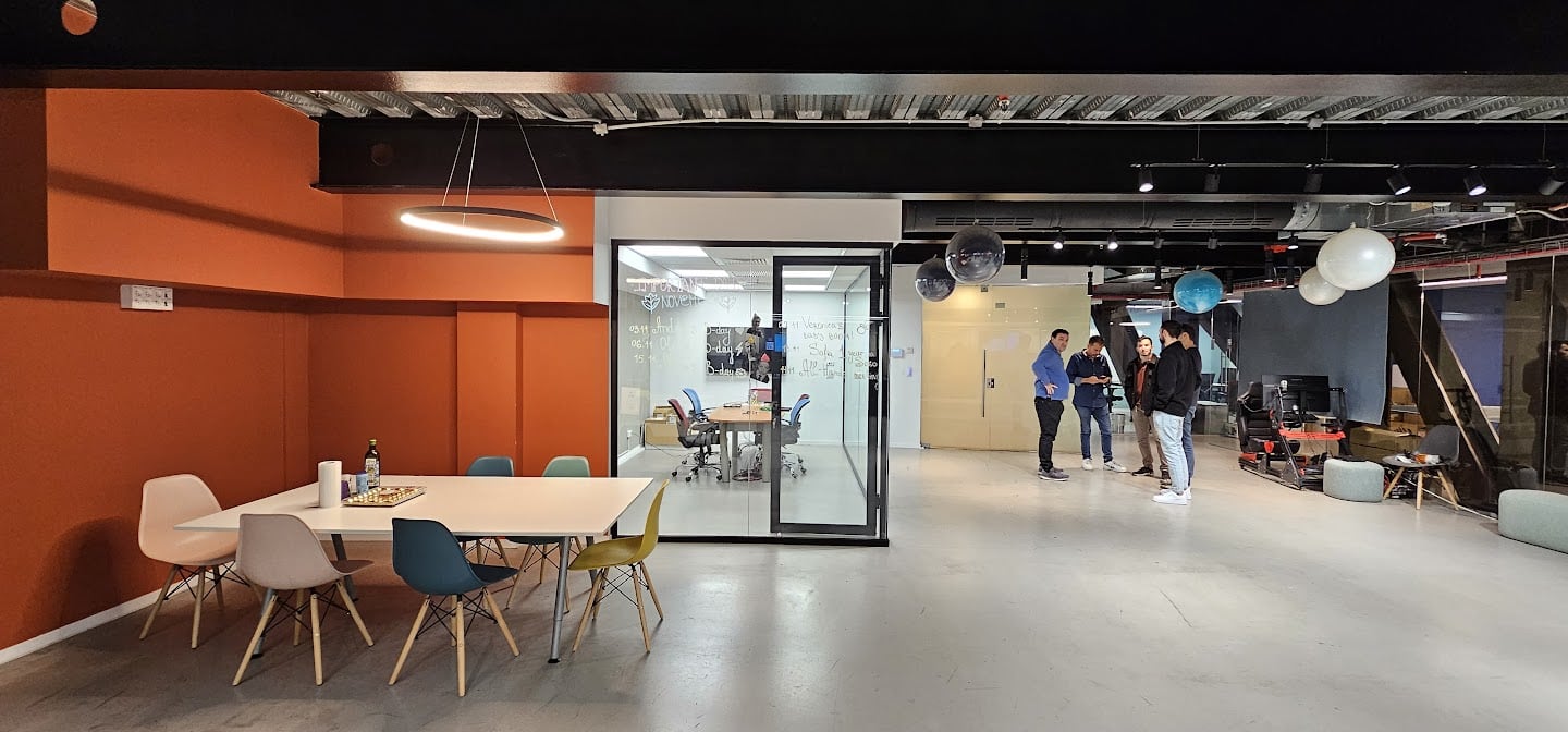 פינת אוכל וחדר ישיבות