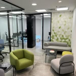 פינת המתנה בכניסה למשרד, וחלוקה לחדרים