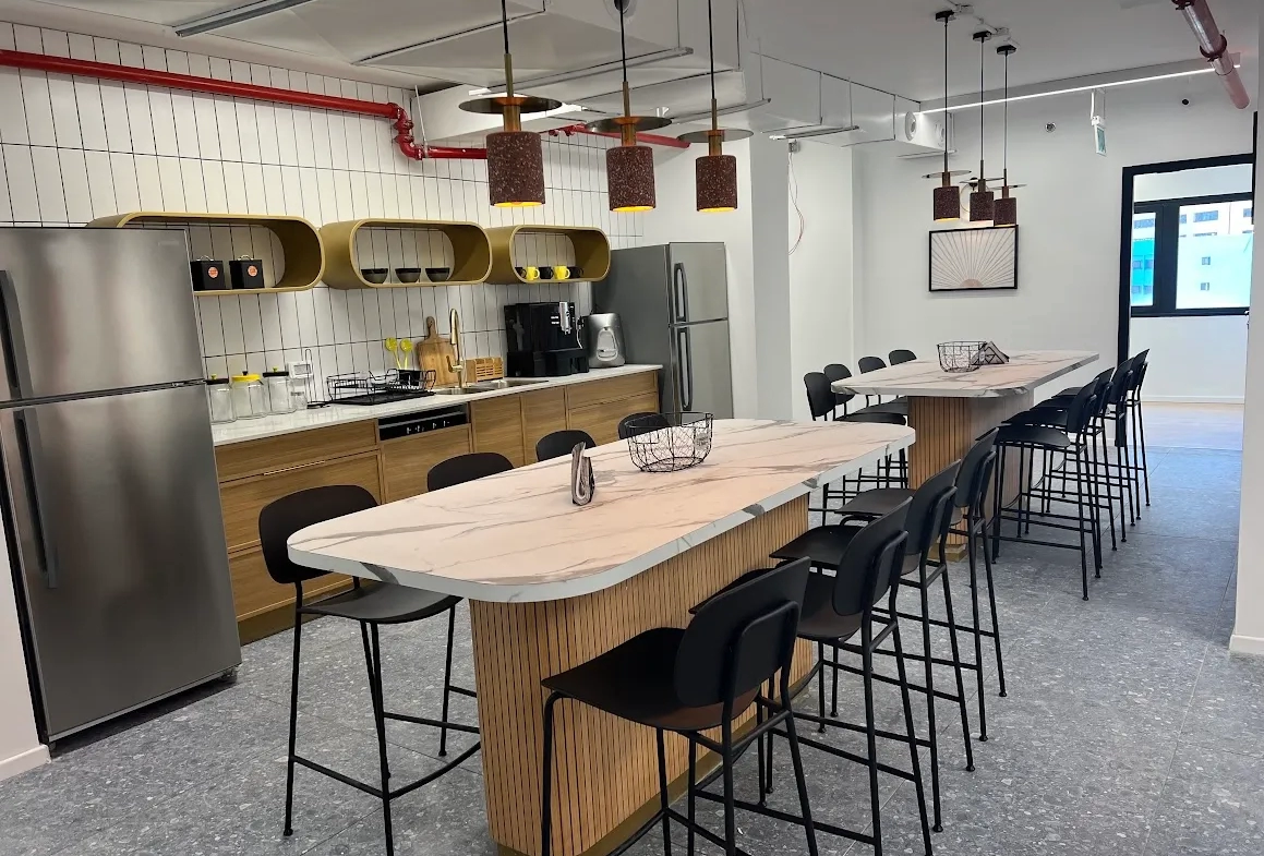 מטבח עם מקומות אוכל