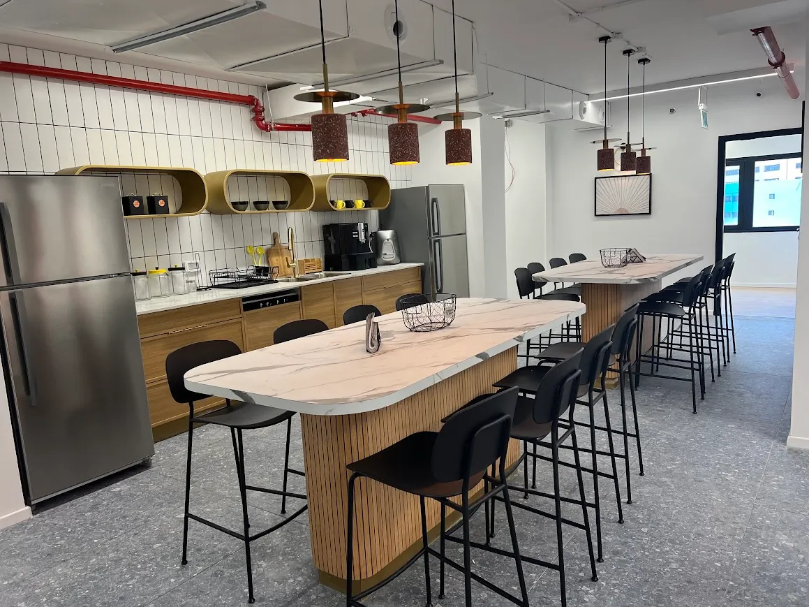 מטבח עם מקומות אוכל מטבח עם מקומות אוכל