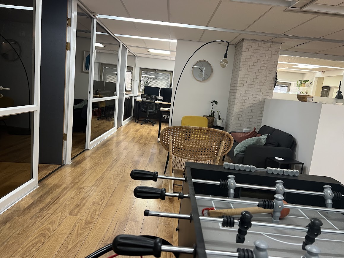 אזור מנוחה וחלוקה לחדרים.