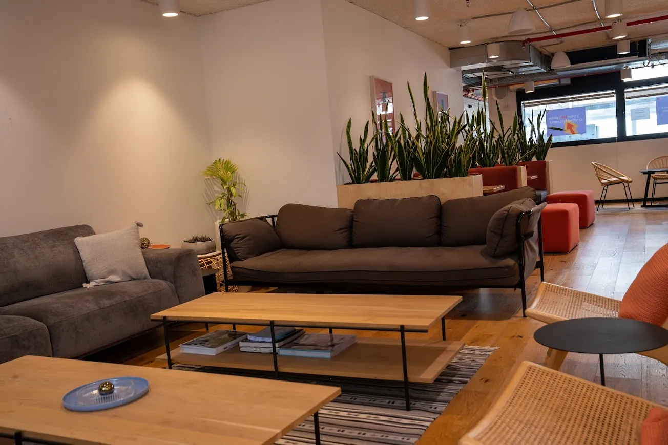 לאונג’ לאונג'