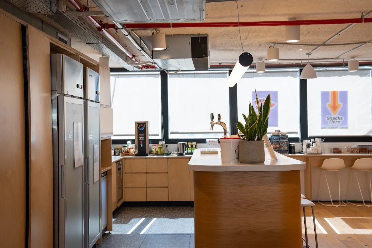 מטבח עם מקומות אוכל מטבח עם מקומות אוכל