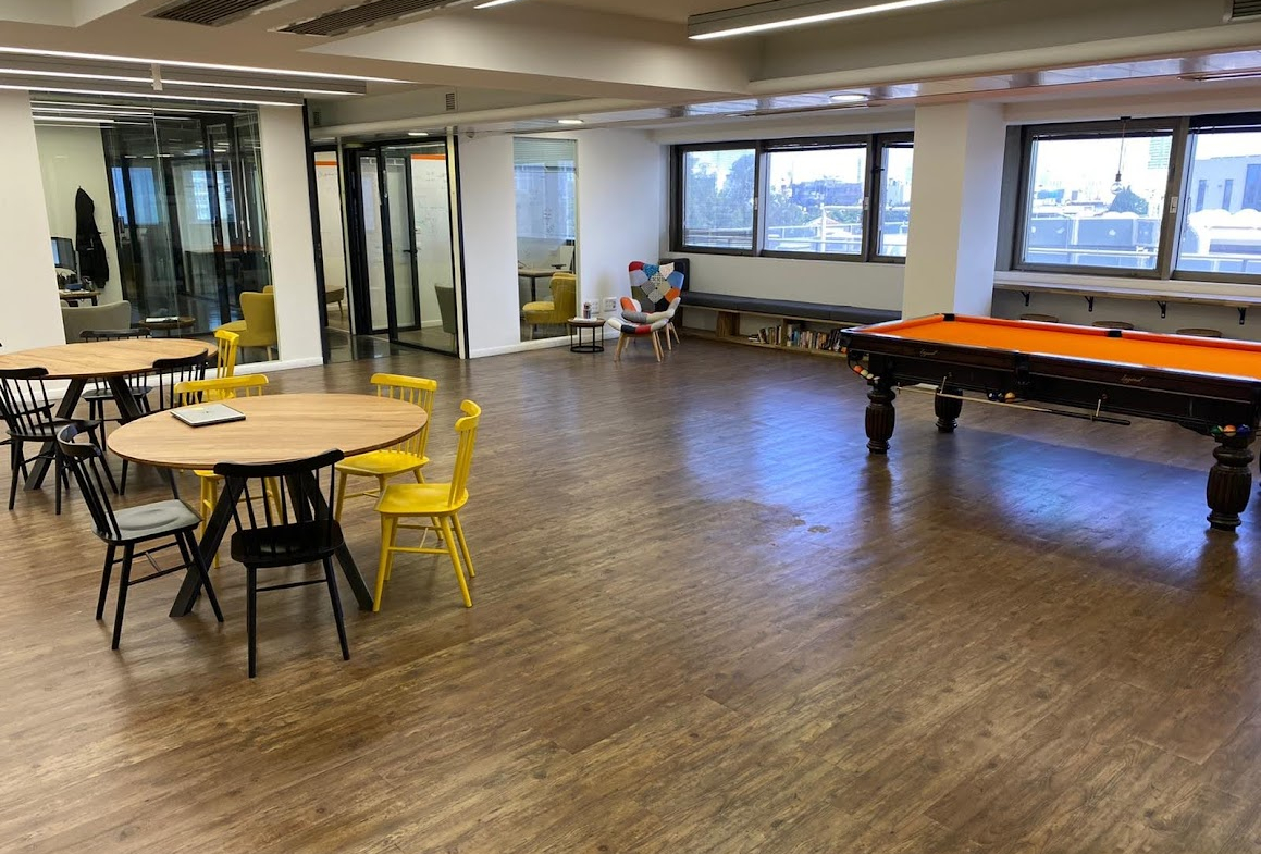 שטח אופן ספיי- בתמונה מקומות אוכל ואזור לאונג'