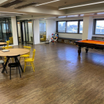 שטח אופן ספיי- בתמונה מקומות אוכל ואזור לאונג'