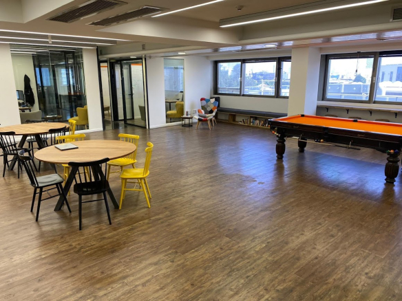 שטח אופן ספיי- בתמונה מקומות אוכל ואזור לאונג'