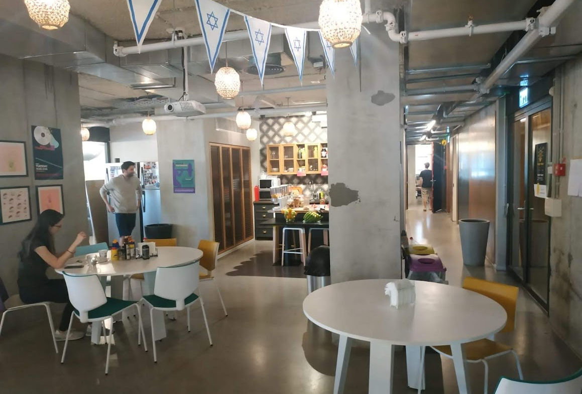 מטבח גדול עם מקומות אוכל