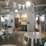 מטבח גדול עם מקומות אוכל