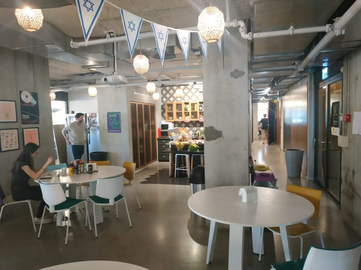 מטבח גדול עם מקומות אוכל