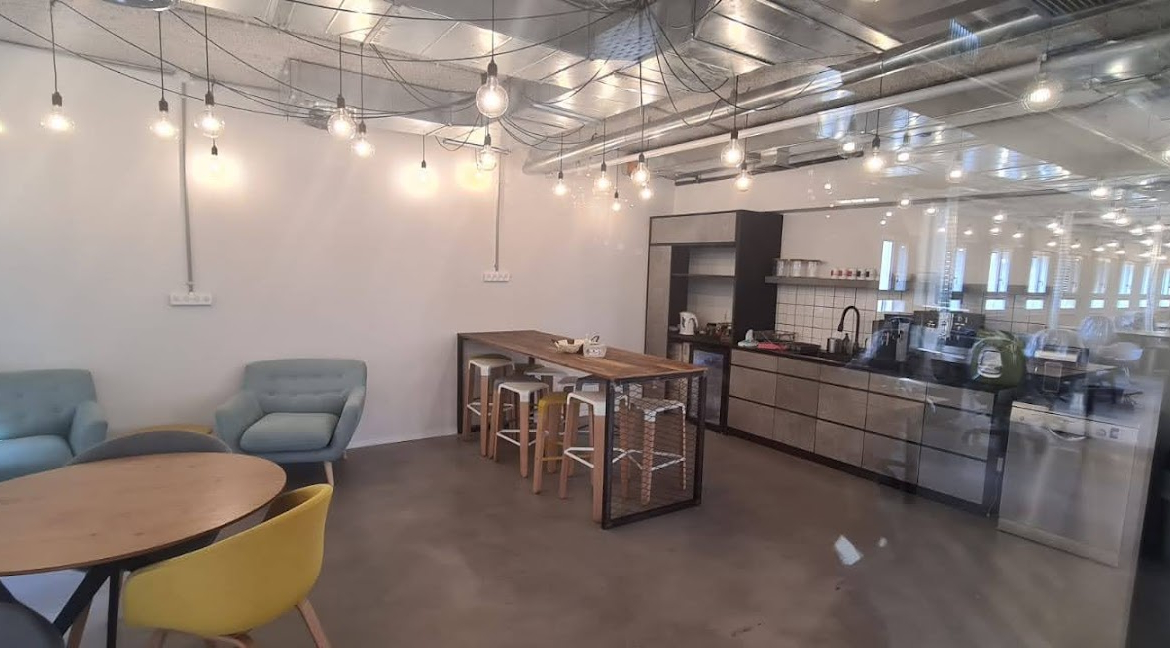 מטבח עם מקומות ישיבה