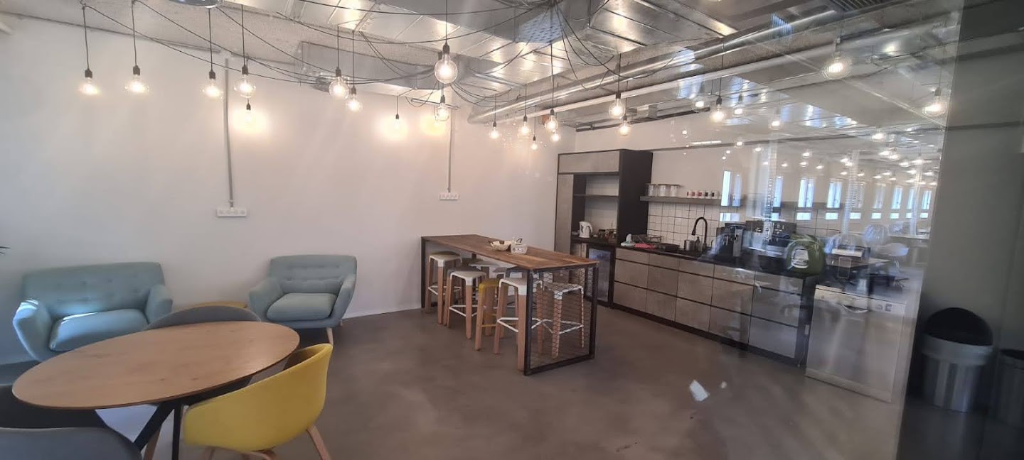 מטבח עם מקומות ישיבה