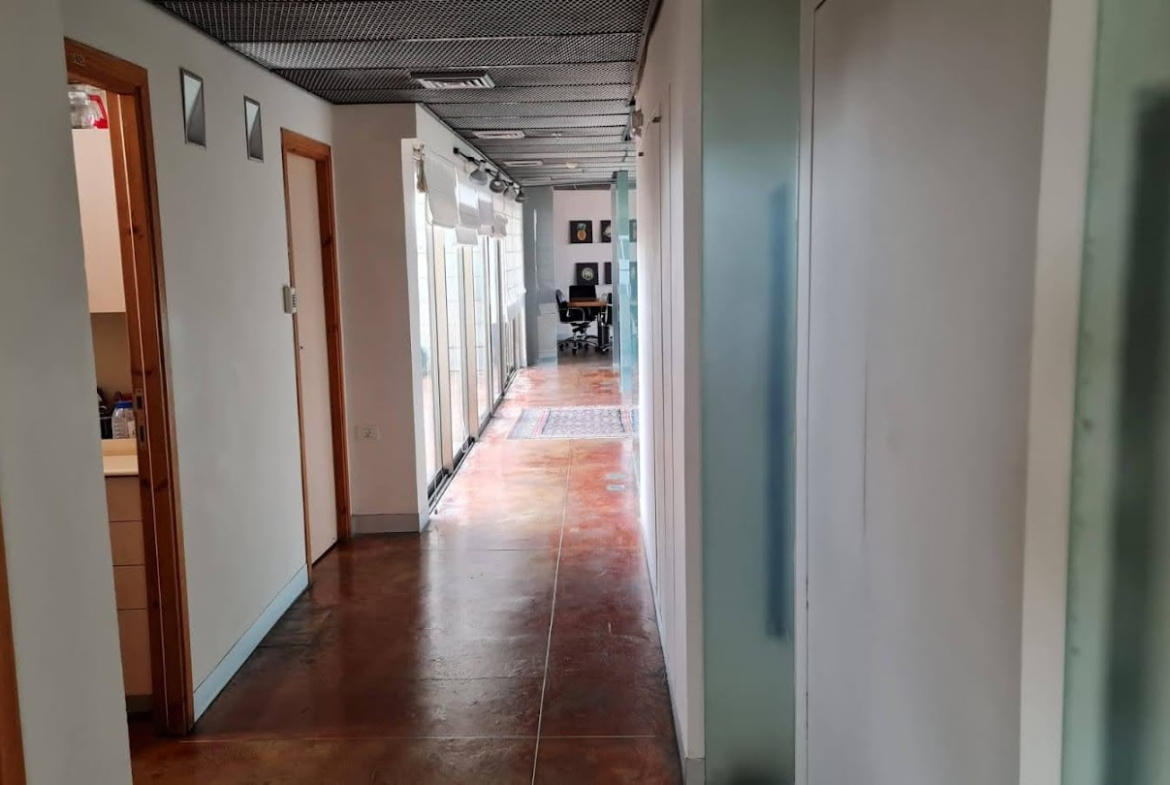 מסדרון וכניסה לחדרים