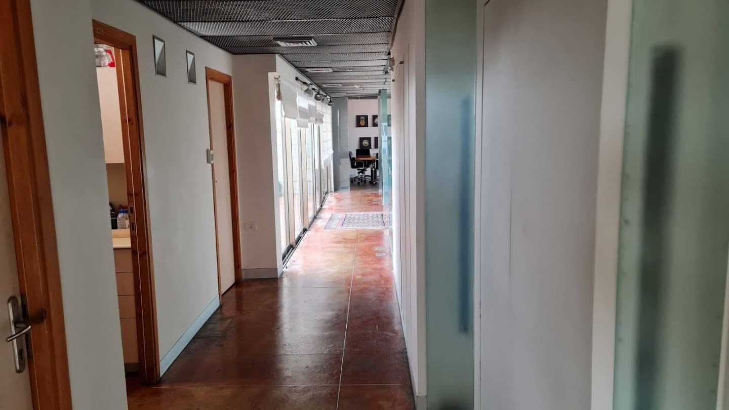 מסדרון וכניסה לחדרים