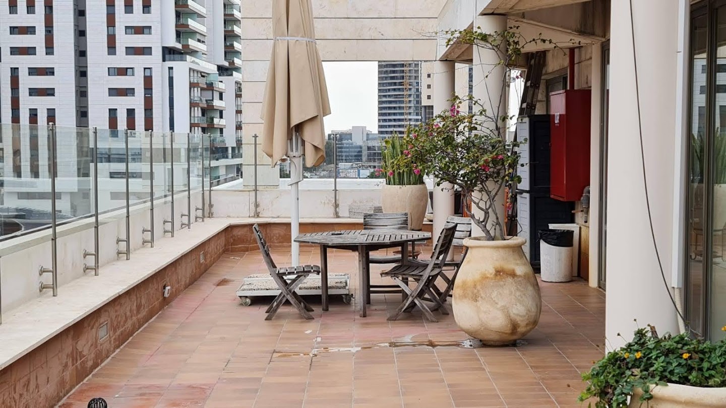 מרפסת פרטית