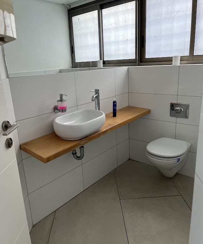 שירותים במשרד