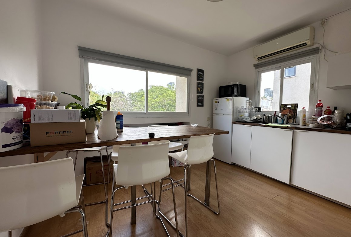 מטבחון עם מקומות ישיבה