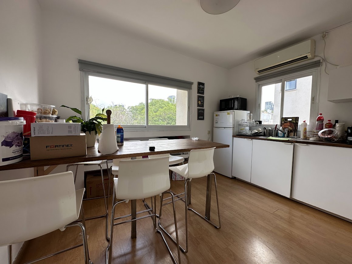 מטבחון עם מקומות ישיבה