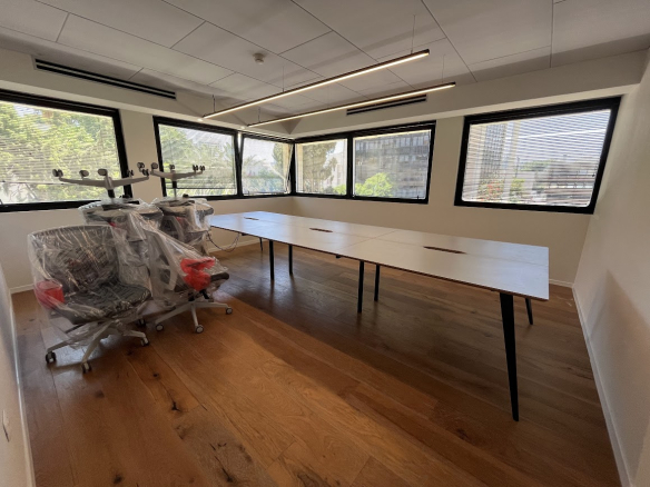 חדר עבודה גדול, יכול לשמש לצרכים שונים.