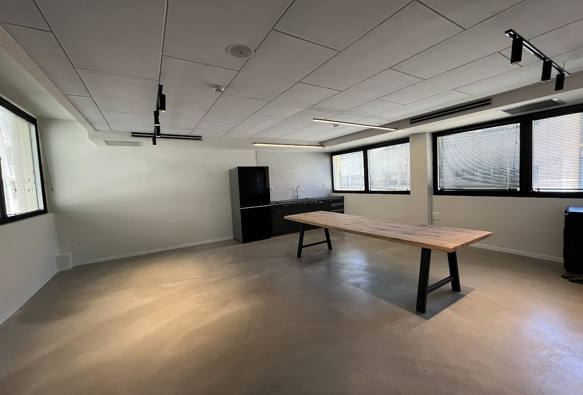 חדר ישיבות (חלל גדול, ניתן לעשות שימוש לפי הצורך)