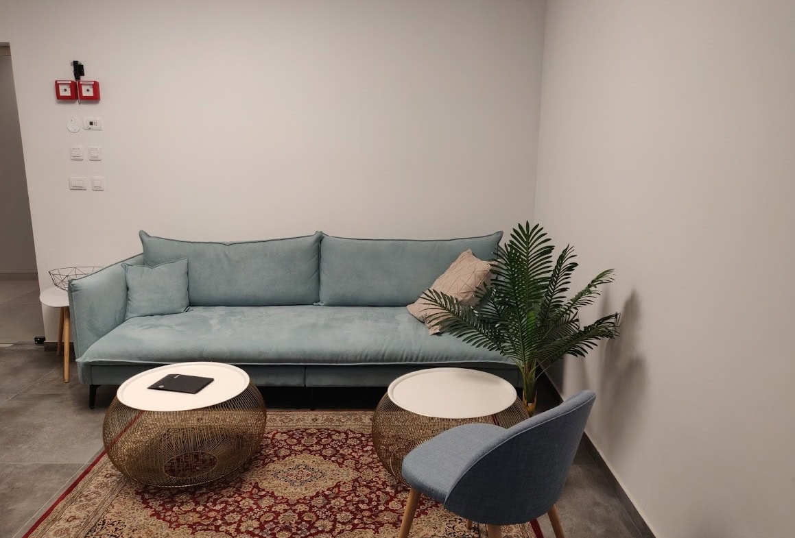 פינת ישיבה בכניסה למשרד