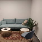 פינת ישיבה בכניסה למשרד