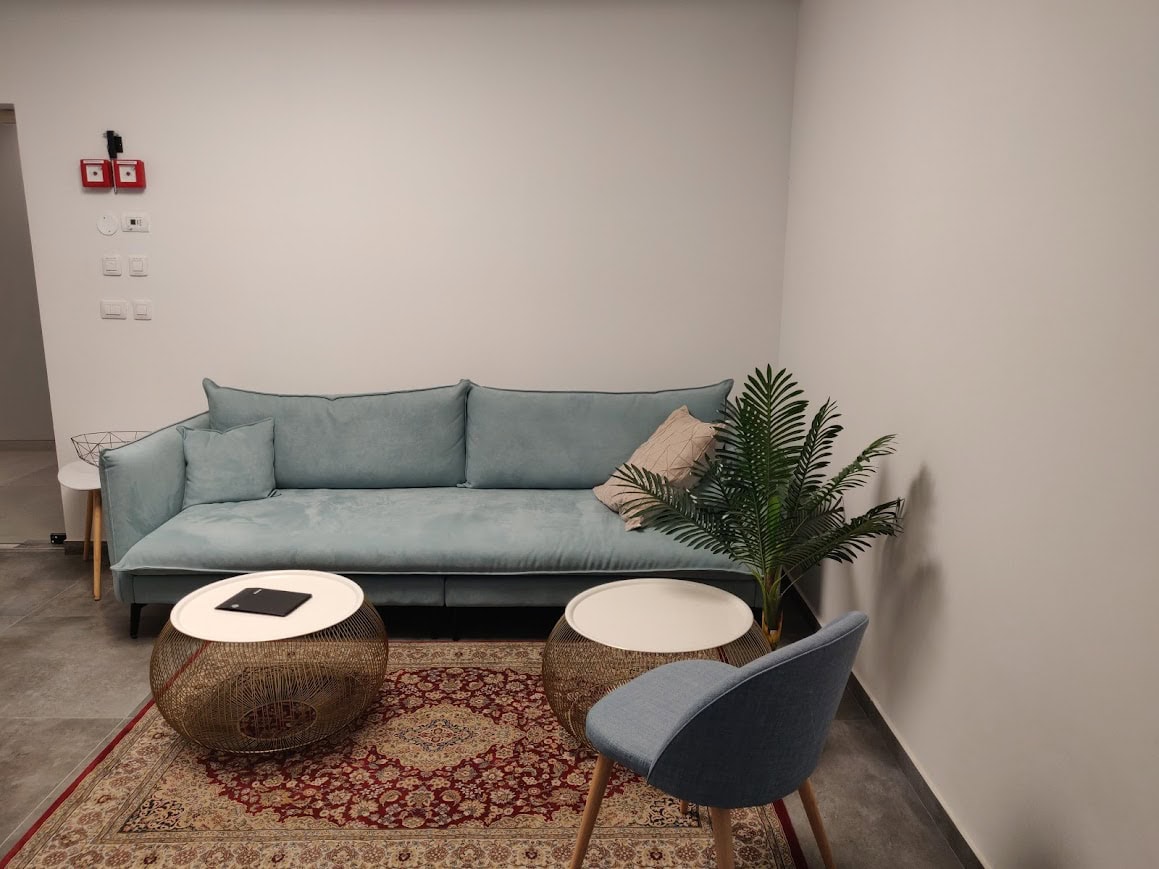 פינת ישיבה בכניסה למשרד