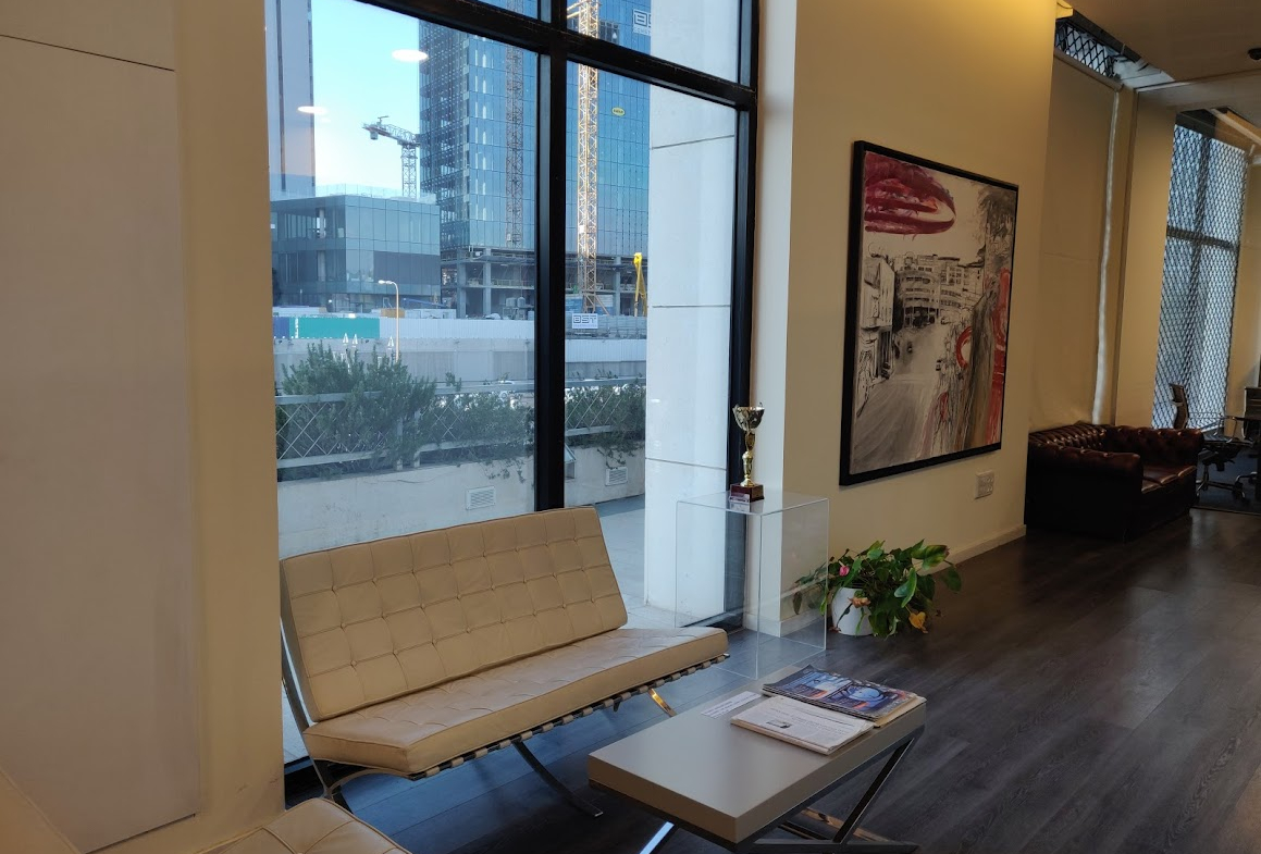 פינת המתנה באזור הקבלה