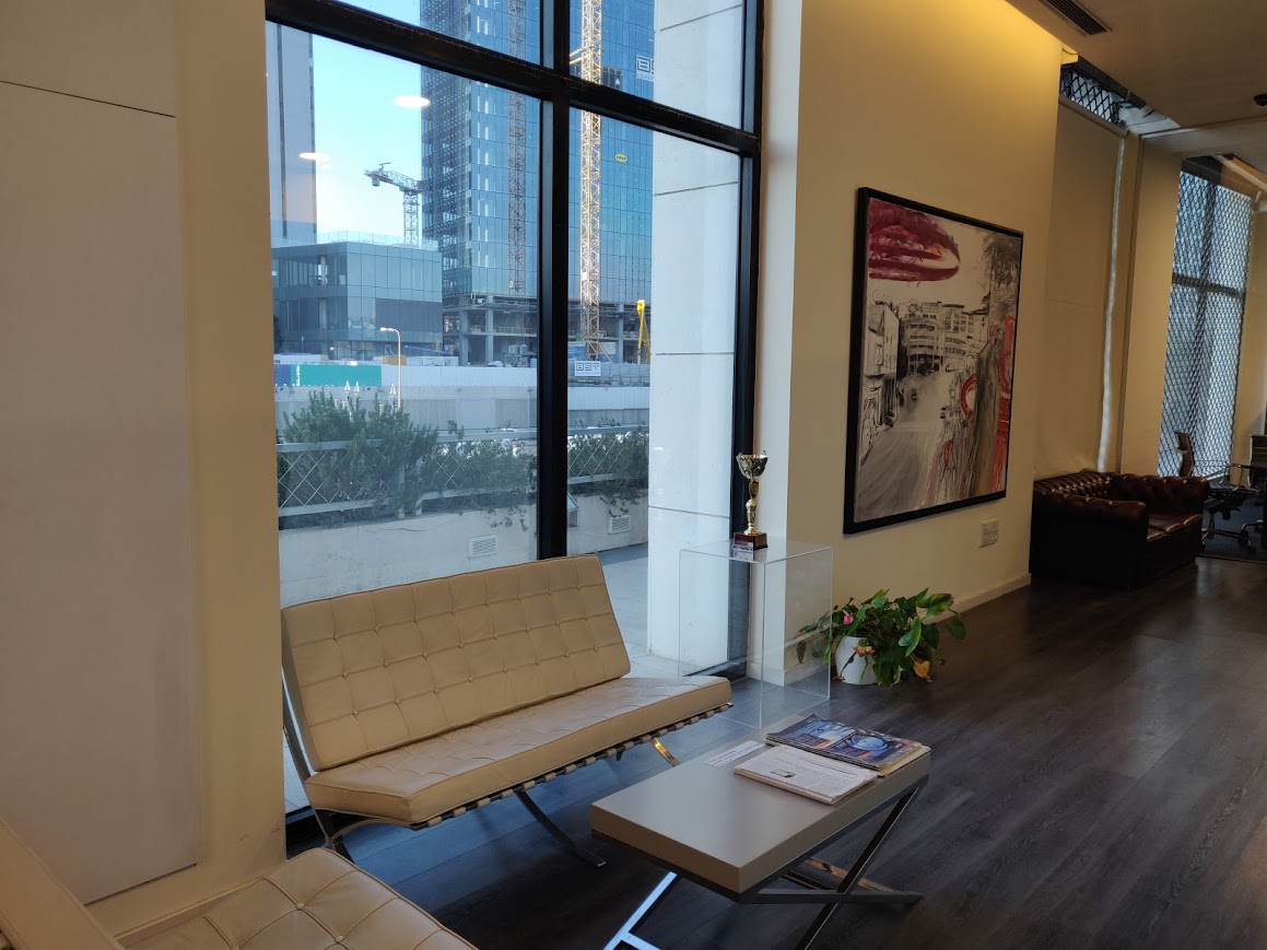 פינת המתנה באזור הקבלה