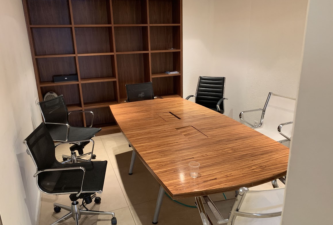 חדר ישיבות במשרד