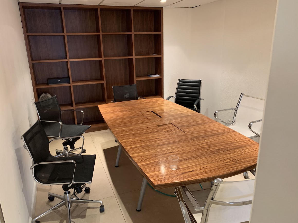 חדר ישיבות במשרד