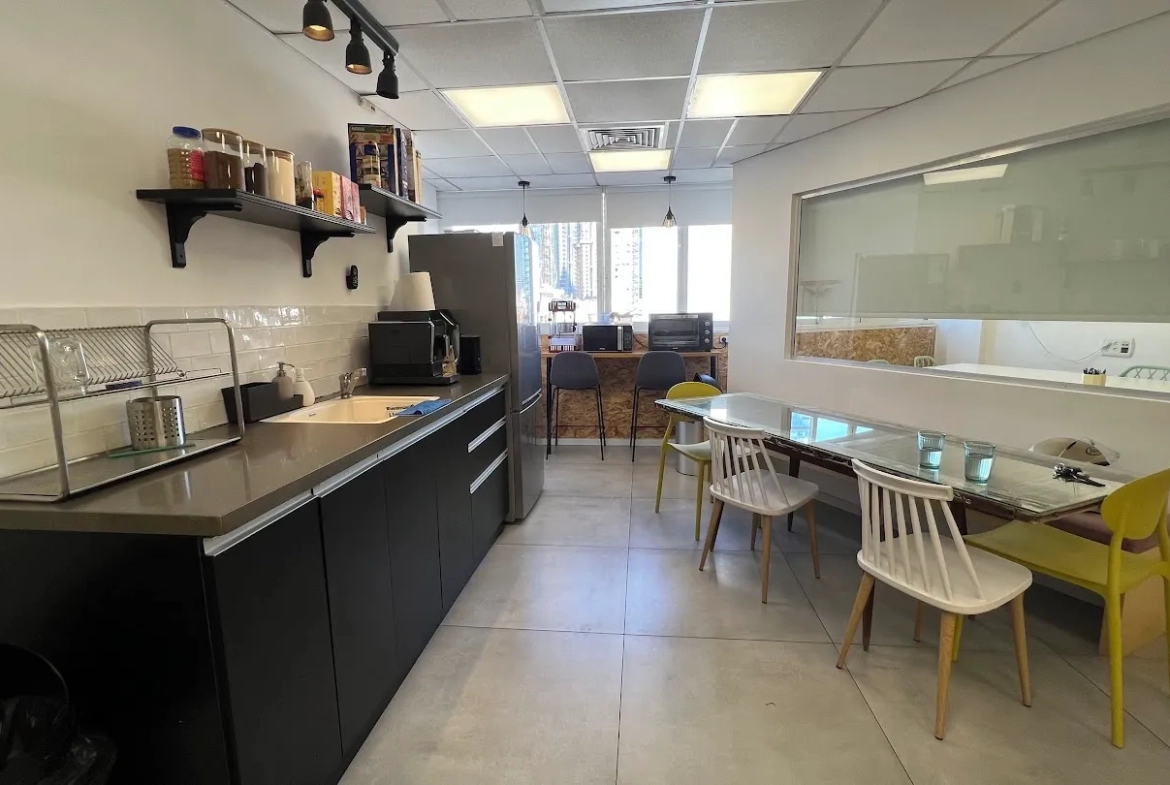 מטבח עם מקומות אוכל