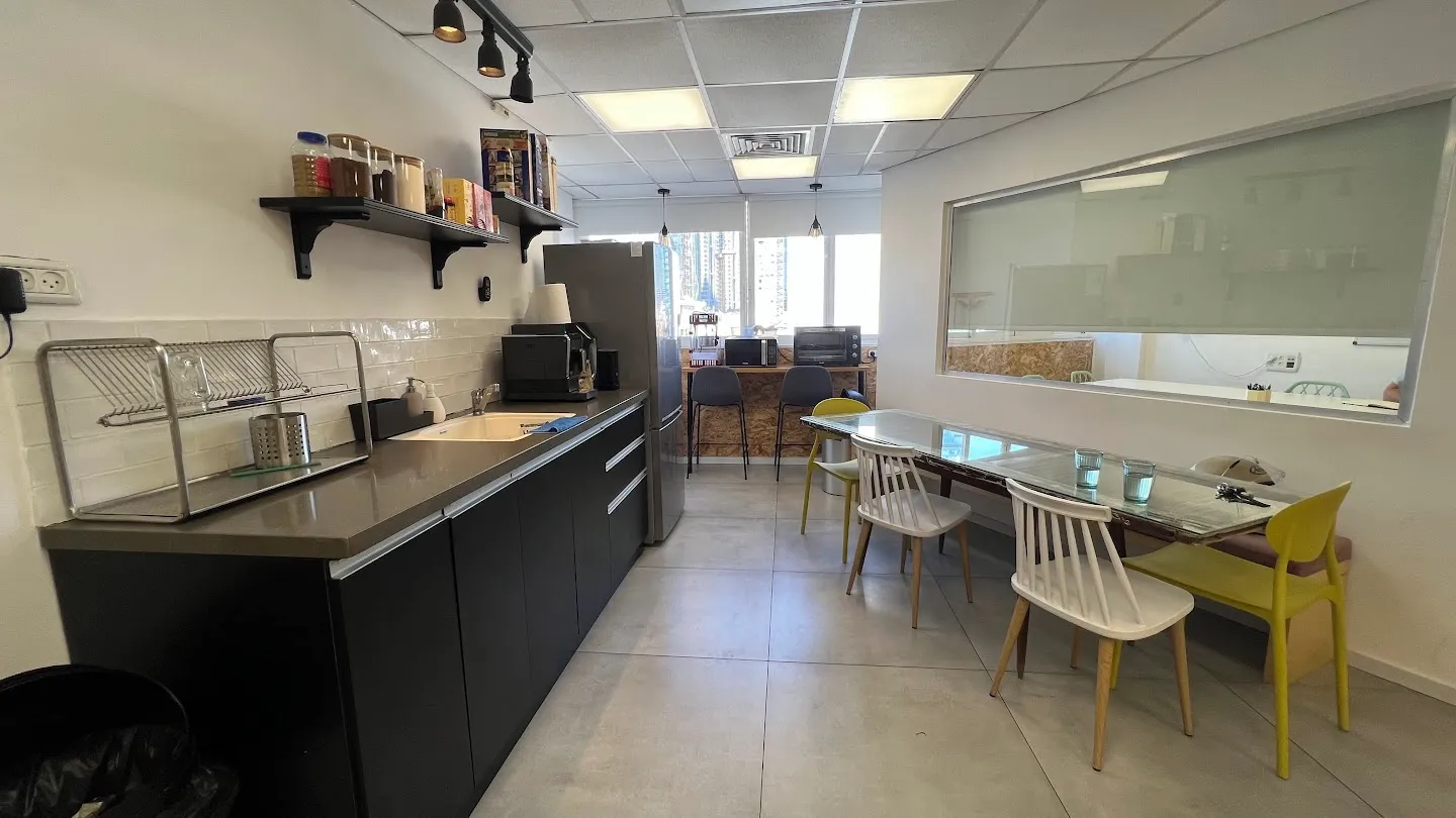 מטבח עם מקומות אוכל מטבח עם מקומות אוכל